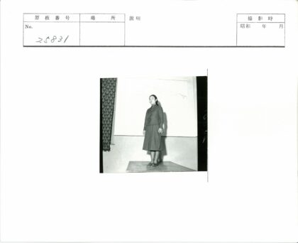 深色衣服女人站在凸起平台.jpg