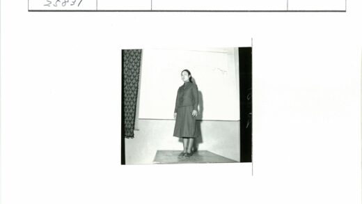 深色衣服女人站在凸起平台.jpg