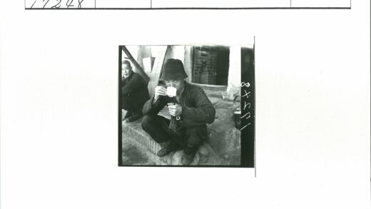 深衣男子台阶小酌.jpg