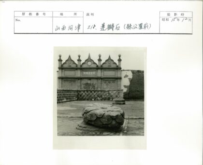 深褐色庭院石雕建筑特写.jpg