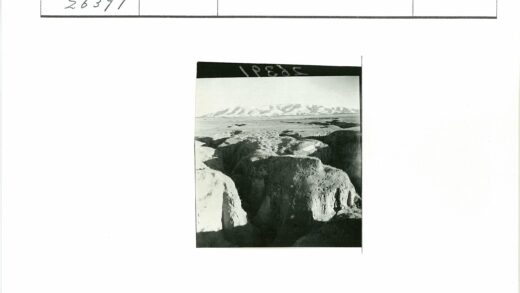 深谷雪山晴空壮丽风光.jpg