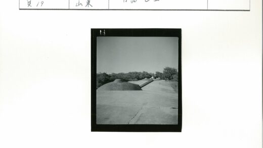 混凝土建筑上的大型火炮.jpg