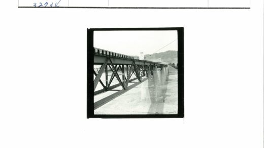 混凝土桁架钢桥横跨干涸河床.jpg