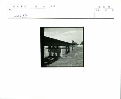 混凝土长桥延伸草地远树建筑.jpg