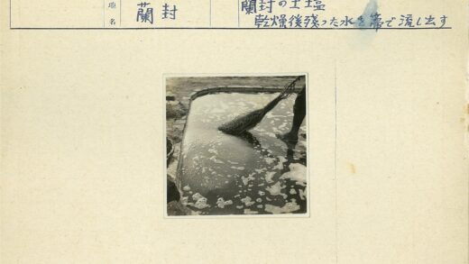 清洁工清扫泡沫水池.jpg