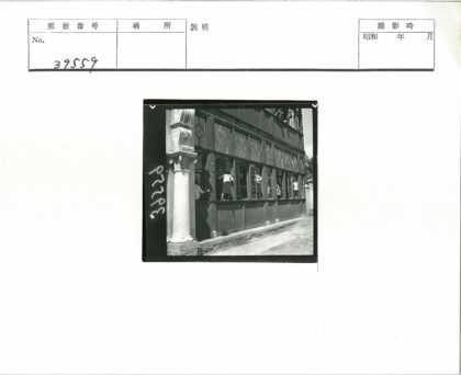 清洁长木建筑装饰柱前景.jpg