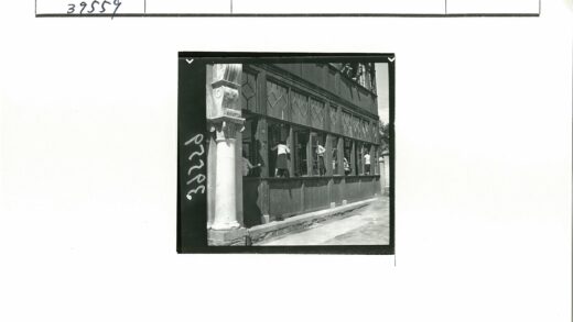清洁长木建筑装饰柱前景.jpg