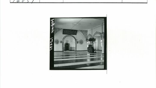 清真寺内景与书法装饰.jpg