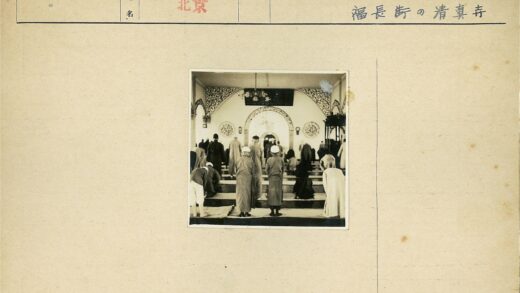 清真寺内祈祷与精美装饰.jpg