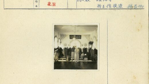 清真寺内祈祷与装饰艺术.jpg