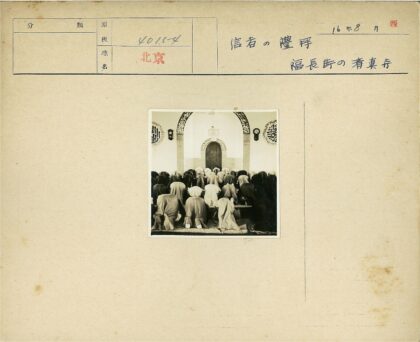 清真寺内阿拉伯书法装饰祈祷场景.jpg