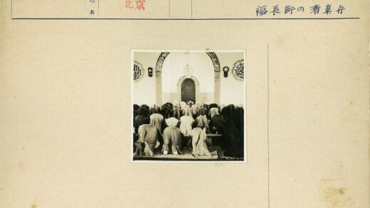 清真寺内阿拉伯书法装饰祈祷场景.jpg