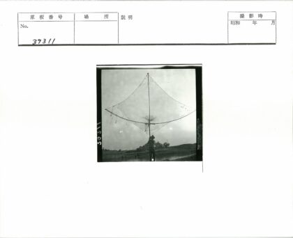渔夫撒网水域捕鱼.jpg