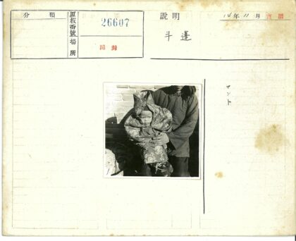 温馨亲子时光砖墙前.jpg