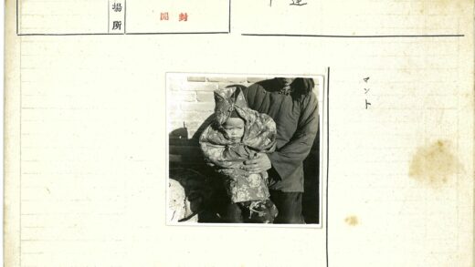 温馨亲子时光砖墙前.jpg