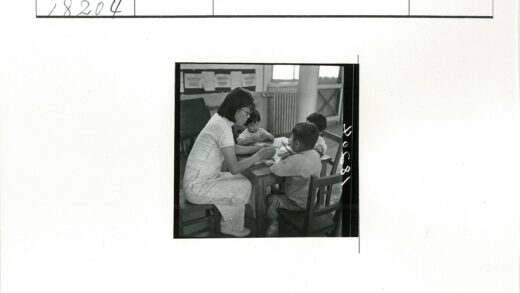 温馨家庭互动学习时光.jpg