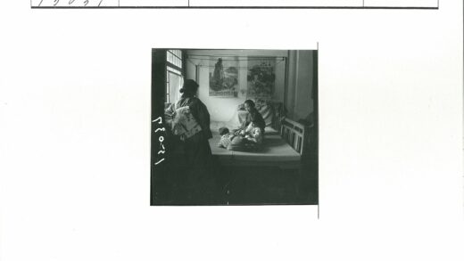 温馨家庭时光窗边母子.jpg