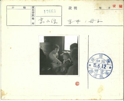 温馨家庭木窗时光.jpg