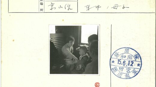 温馨家庭木窗时光.jpg