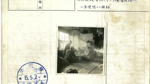 温馨家庭聚餐木地板房间.jpg