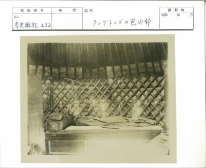 温馨格子墙卧室私人物品.jpg