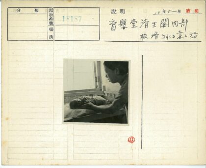 温馨母子窗前亲子时光.jpg