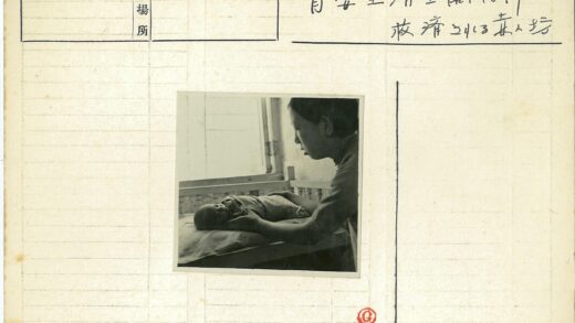 温馨母子窗前亲子时光.jpg