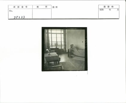 温馨自然光卧室角落.jpg