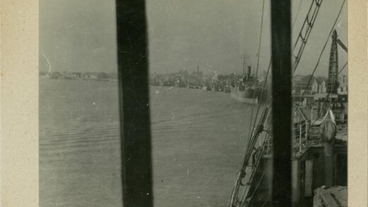 港口停泊大型船只海滨风光.jpg