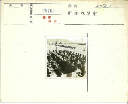 港口工人戴帽聚集作业.jpg