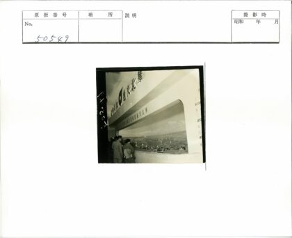 游客参观乡村风景立体模型.jpg