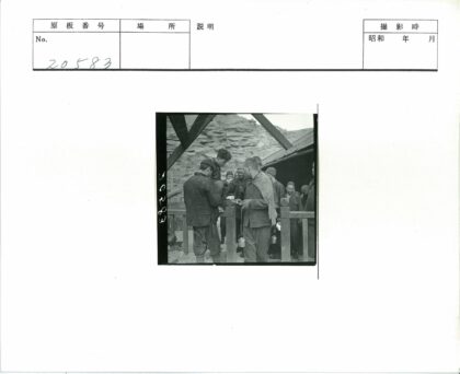 游客在木建筑下记录岩石景观.jpg
