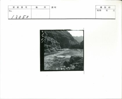 湍急河流穿越崎岖悬崖地貌.jpg
