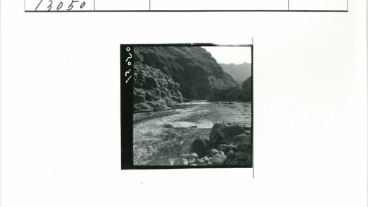 湍急河流穿越崎岖悬崖地貌.jpg