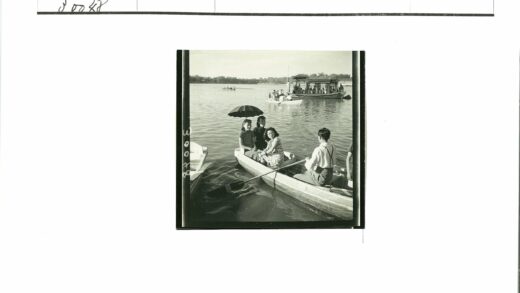 湖上划船与撑伞风景.jpg