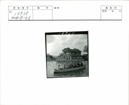 湖上小船与船形建筑.jpg