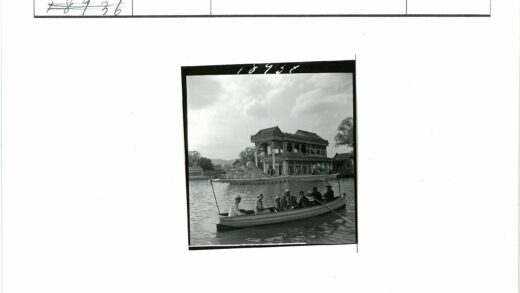 湖上小船与船形建筑.jpg