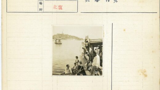 湖上泛舟远山建筑.jpg