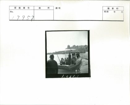 湖上篷船与宝塔山景.jpg