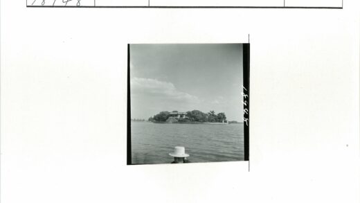 湖心岛戴帽人景.jpg