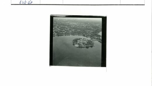 湖泊环绕岛屿建筑森林小镇景观.jpg