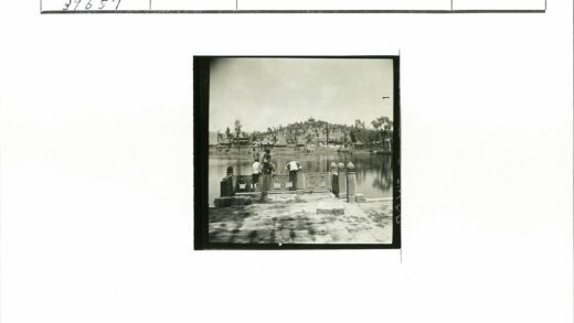 湖畔三人观景远眺山巅建筑.jpg