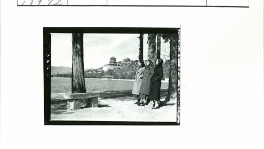 湖畔三女与山间古建.jpg