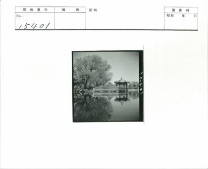湖畔亭影与树荫倒映.jpg