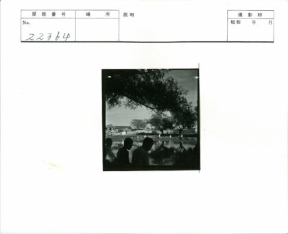 湖畔人影与对岸漫步.jpg