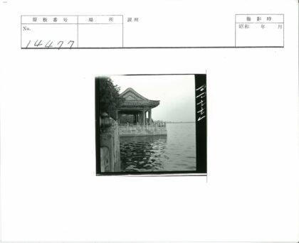 湖畔传统中式凉亭景观.jpg