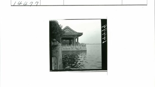 湖畔传统中式凉亭景观.jpg