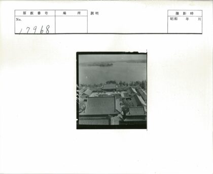 湖畔传统建筑与自然风光.jpg