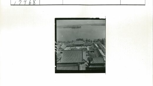 湖畔传统建筑与自然风光.jpg