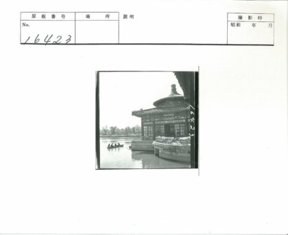 湖畔划船与华丽建筑风光.jpg